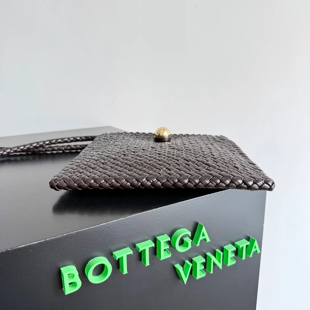 Batch 2480 Bottega Veneta's Tosca, made with exquisite intrecciato weaving technology, three-dimensional trapezoidal cut, neat lines outline a high-end box structure that never fades, giving the soft lambskin a unique silhouette ✨ Small gold balls are embellished to add a sense of fashion, and one leather strip is woven in one piece, simple and advanced. The capacity is suitable for daily life, lifting weight is light, and showing a calm aura in every step. The shoulder-carrying design is practical and carries a low-key taste and relaxed fashion. It is a treasure item that adds points to your outfit. If you know BV, don’t miss it ~ Tosca is your silent business card when traveling around the world. Style number: 777680 Size: 17*19.5*1cm